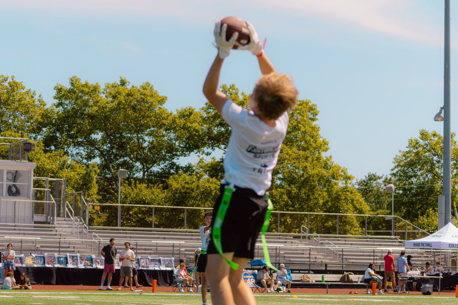Player making an overhead catch
